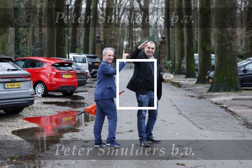 Lage Vuursche 31 januari 2022
Johan Vlemmix (Bloemen ) en Salar Azimi ( Kaviaar ter waarde van 100.000euro) brengen kado naar prinses Beatrix op kasteel Drackensteyn vanwege haar 84e verjaardag