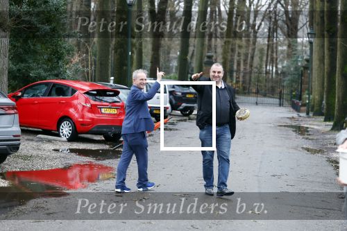 Lage Vuursche 31 januari 2022
Johan Vlemmix (Bloemen ) en Salar Azimi ( Kaviaar ter waarde van 100.000euro) brengen kado naar prinses Beatrix op kasteel Drackensteyn vanwege haar 84e verjaardag