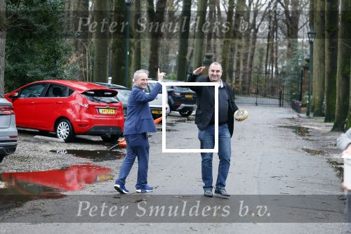 Lage Vuursche 31 januari 2022
Johan Vlemmix (Bloemen ) en Salar Azimi ( Kaviaar ter waarde van 100.000euro) brengen kado naar prinses Beatrix op kasteel Drackensteyn vanwege haar 84e verjaardag