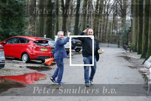 Lage Vuursche 31 januari 2022
Johan Vlemmix (Bloemen ) en Salar Azimi ( Kaviaar ter waarde van 100.000euro) brengen kado naar prinses Beatrix op kasteel Drackensteyn vanwege haar 84e verjaardag