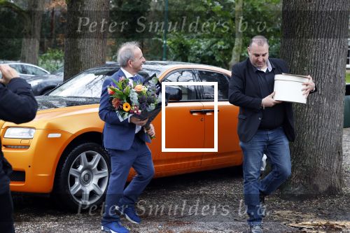 Lage Vuursche 31 januari 2022
Johan Vlemmix (Bloemen ) en Salar Azimi ( Kaviaar ter waarde van 100.000euro) brengen kado naar prinses Beatrix op kasteel Drackensteyn vanwege haar 84e verjaardag