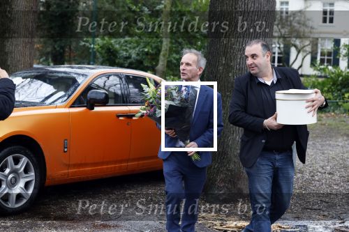 Lage Vuursche 31 januari 2022
Johan Vlemmix (Bloemen ) en Salar Azimi ( Kaviaar ter waarde van 100.000euro) brengen kado naar prinses Beatrix op kasteel Drackensteyn vanwege haar 84e verjaardag