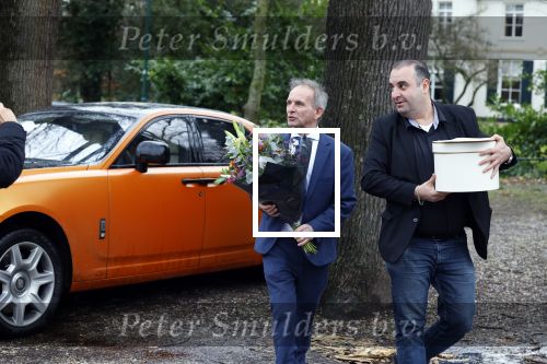 Lage Vuursche 31 januari 2022
Johan Vlemmix (Bloemen ) en Salar Azimi ( Kaviaar ter waarde van 100.000euro) brengen kado naar prinses Beatrix op kasteel Drackensteyn vanwege haar 84e verjaardag