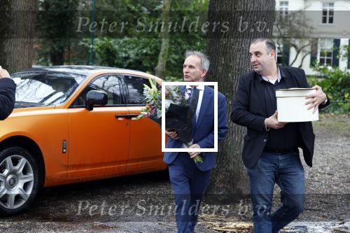 Lage Vuursche 31 januari 2022
Johan Vlemmix (Bloemen ) en Salar Azimi ( Kaviaar ter waarde van 100.000euro) brengen kado naar prinses Beatrix op kasteel Drackensteyn vanwege haar 84e verjaardag