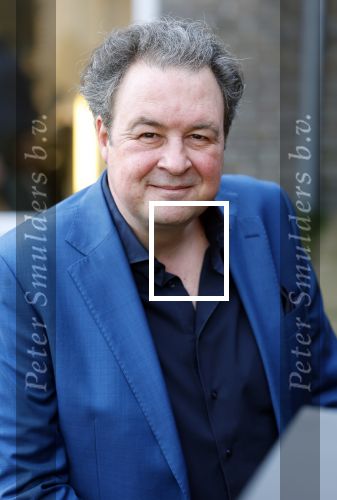 Laren 7 februari 2022
Boekpresentatie van Willibrord Frequin in het bonte paard. Rene v d Gijp reikte het eerste exemplaar uit . Fons de Poel is de schrijver. Sven Kockelman