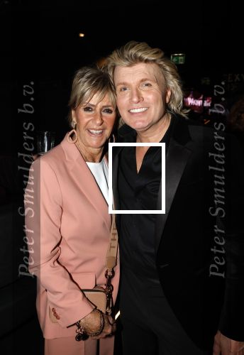 Amsterdam 22 februari 2022
Hans Klok viert zijn 53e verjaardag in the Harbour Club. Later op de avond vraagt hij zijn partner Dann v Ling ten huwelijk. Hans met Sylvia v d Akker