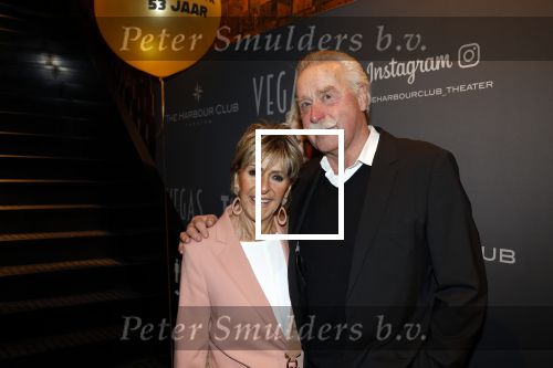 Amsterdam 22 februari 2022
Hans Klok viert zijn 53e verjaardag in the Harbour Club. Later op de avond vraagt hij zijn partner Dann v Ling ten huwelijk. Sylvia v d Akker