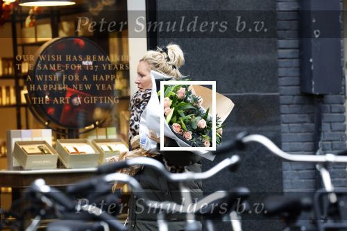 Amsterdam 8 januari 2022
Tatjana met bloemen op straat in Amsterdam zuid