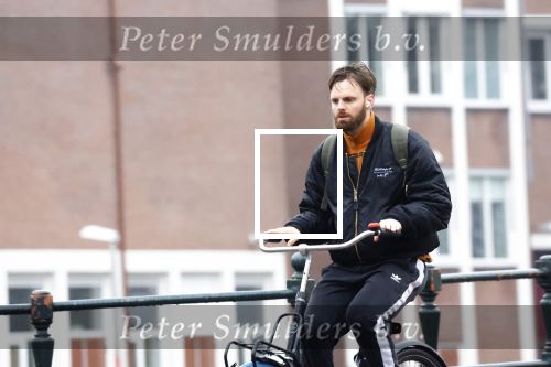 Amsterdam 3 februari 2022
Tim Hofman en Nienke Plas staan 20 minuten in de regen te kletsen op straat in Amsterdam centrum