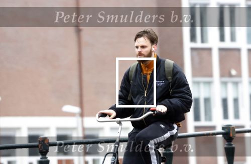 Amsterdam 3 februari 2022
Tim Hofman en Nienke Plas staan 20 minuten in de regen te kletsen op straat in Amsterdam centrum