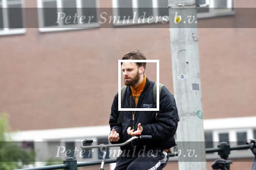 Amsterdam 3 februari 2022
Tim Hofman en Nienke Plas staan 20 minuten in de regen te kletsen op straat in Amsterdam centrum