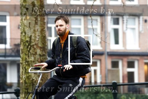 Amsterdam 3 februari 2022
Tim Hofman en Nienke Plas staan 20 minuten in de regen te kletsen op straat in Amsterdam centrum