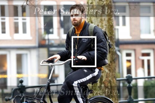 Amsterdam 3 februari 2022
Tim Hofman en Nienke Plas staan 20 minuten in de regen te kletsen op straat in Amsterdam centrum