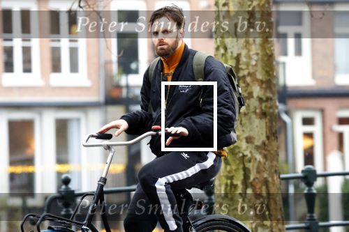 Amsterdam 3 februari 2022
Tim Hofman en Nienke Plas staan 20 minuten in de regen te kletsen op straat in Amsterdam centrum