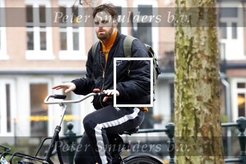 Amsterdam 3 februari 2022
Tim Hofman en Nienke Plas staan 20 minuten in de regen te kletsen op straat in Amsterdam centrum