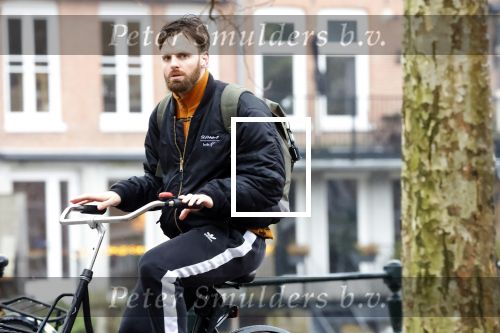 Amsterdam 3 februari 2022
Tim Hofman en Nienke Plas staan 20 minuten in de regen te kletsen op straat in Amsterdam centrum