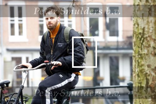 Amsterdam 3 februari 2022
Tim Hofman en Nienke Plas staan 20 minuten in de regen te kletsen op straat in Amsterdam centrum