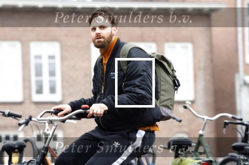 Amsterdam 3 februari 2022
Tim Hofman en Nienke Plas staan 20 minuten in de regen te kletsen op straat in Amsterdam centrum