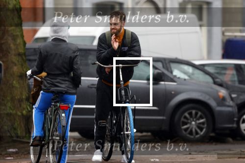 Amsterdam 3 februari 2022
Tim Hofman en Nienke Plas staan 20 minuten in de regen te kletsen op straat in Amsterdam centrum