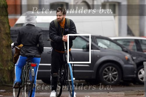 Amsterdam 3 februari 2022
Tim Hofman en Nienke Plas staan 20 minuten in de regen te kletsen op straat in Amsterdam centrum