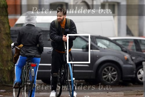 Amsterdam 3 februari 2022
Tim Hofman en Nienke Plas staan 20 minuten in de regen te kletsen op straat in Amsterdam centrum