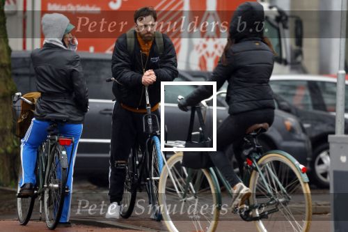 Amsterdam 3 februari 2022
Tim Hofman en Nienke Plas staan 20 minuten in de regen te kletsen op straat in Amsterdam centrum