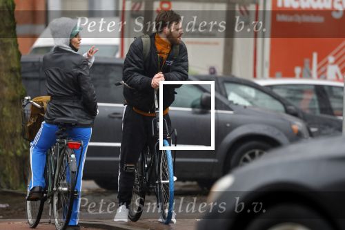 Amsterdam 3 februari 2022
Tim Hofman en Nienke Plas staan 20 minuten in de regen te kletsen op straat in Amsterdam centrum