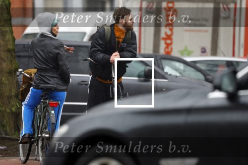 Amsterdam 3 februari 2022
Tim Hofman en Nienke Plas staan 20 minuten in de regen te kletsen op straat in Amsterdam centrum