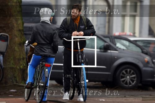 Amsterdam 3 februari 2022
Tim Hofman en Nienke Plas staan 20 minuten in de regen te kletsen op straat in Amsterdam centrum