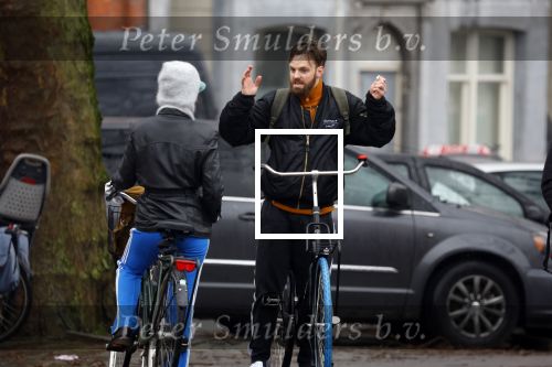 Amsterdam 3 februari 2022
Tim Hofman en Nienke Plas staan 20 minuten in de regen te kletsen op straat in Amsterdam centrum