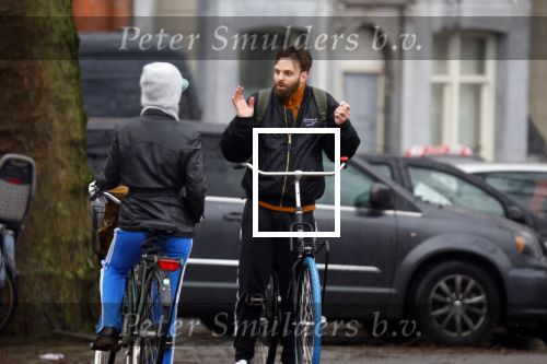 Amsterdam 3 februari 2022
Tim Hofman en Nienke Plas staan 20 minuten in de regen te kletsen op straat in Amsterdam centrum