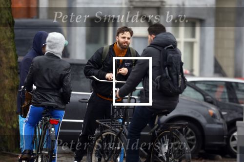 Amsterdam 3 februari 2022
Tim Hofman en Nienke Plas staan 20 minuten in de regen te kletsen op straat in Amsterdam centrum