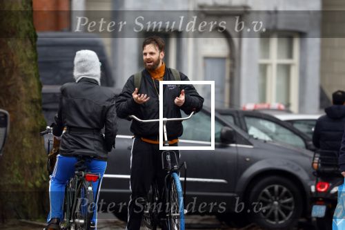Amsterdam 3 februari 2022
Tim Hofman en Nienke Plas staan 20 minuten in de regen te kletsen op straat in Amsterdam centrum