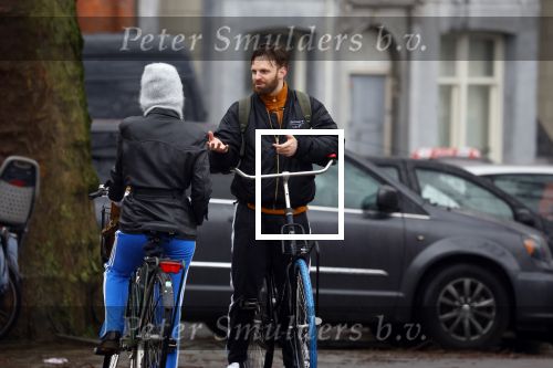 Amsterdam 3 februari 2022
Tim Hofman en Nienke Plas staan 20 minuten in de regen te kletsen op straat in Amsterdam centrum