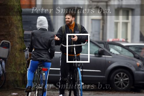 Amsterdam 3 februari 2022
Tim Hofman en Nienke Plas staan 20 minuten in de regen te kletsen op straat in Amsterdam centrum