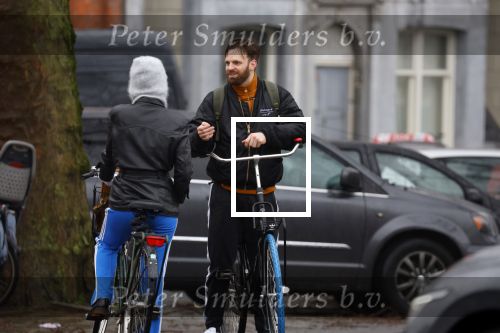 Amsterdam 3 februari 2022
Tim Hofman en Nienke Plas staan 20 minuten in de regen te kletsen op straat in Amsterdam centrum