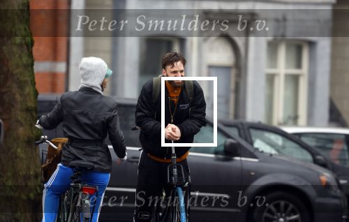 Amsterdam 3 februari 2022
Tim Hofman en Nienke Plas staan 20 minuten in de regen te kletsen op straat in Amsterdam centrum