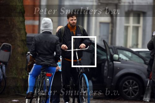 Amsterdam 3 februari 2022
Tim Hofman en Nienke Plas staan 20 minuten in de regen te kletsen op straat in Amsterdam centrum