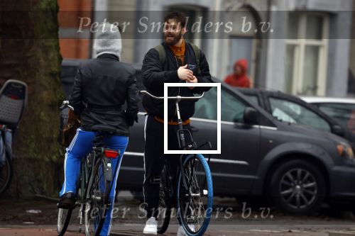 Amsterdam 3 februari 2022
Tim Hofman en Nienke Plas staan 20 minuten in de regen te kletsen op straat in Amsterdam centrum