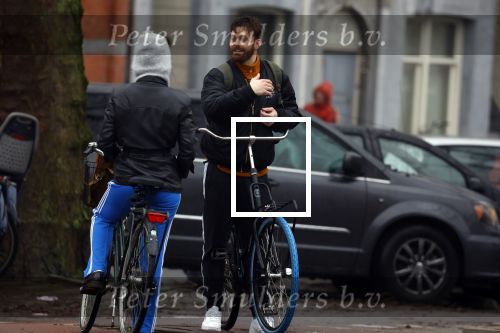 Amsterdam 3 februari 2022
Tim Hofman en Nienke Plas staan 20 minuten in de regen te kletsen op straat in Amsterdam centrum
