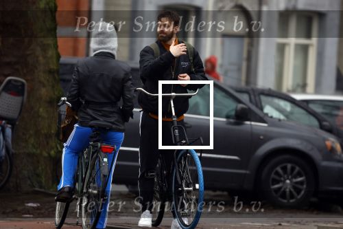 Amsterdam 3 februari 2022
Tim Hofman en Nienke Plas staan 20 minuten in de regen te kletsen op straat in Amsterdam centrum