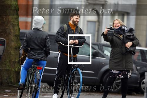 Amsterdam 3 februari 2022
Tim Hofman en Nienke Plas staan 20 minuten in de regen te kletsen op straat in Amsterdam centrum