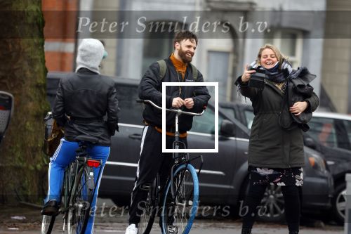 Amsterdam 3 februari 2022
Tim Hofman en Nienke Plas staan 20 minuten in de regen te kletsen op straat in Amsterdam centrum