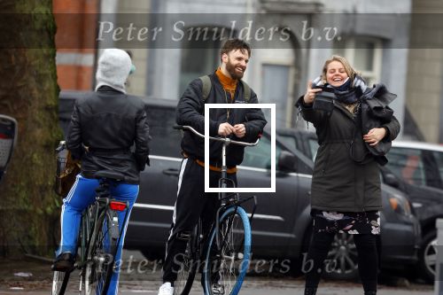Amsterdam 3 februari 2022
Tim Hofman en Nienke Plas staan 20 minuten in de regen te kletsen op straat in Amsterdam centrum