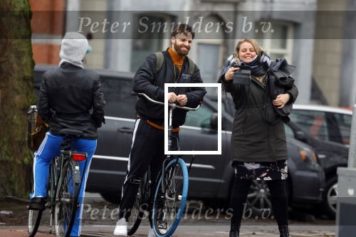 Amsterdam 3 februari 2022
Tim Hofman en Nienke Plas staan 20 minuten in de regen te kletsen op straat in Amsterdam centrum