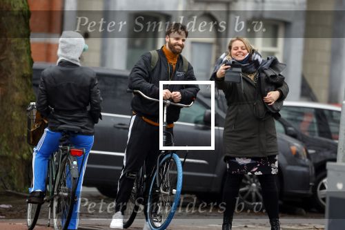 Amsterdam 3 februari 2022
Tim Hofman en Nienke Plas staan 20 minuten in de regen te kletsen op straat in Amsterdam centrum