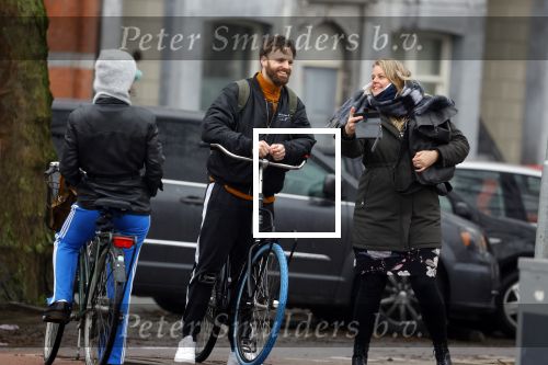Amsterdam 3 februari 2022
Tim Hofman en Nienke Plas staan 20 minuten in de regen te kletsen op straat in Amsterdam centrum