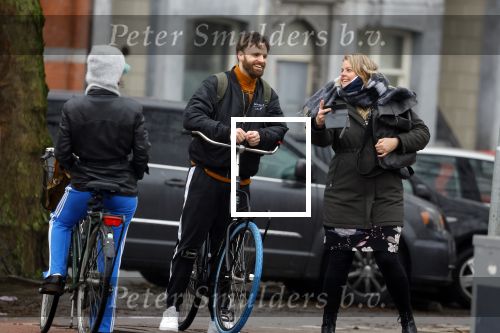 Amsterdam 3 februari 2022
Tim Hofman en Nienke Plas staan 20 minuten in de regen te kletsen op straat in Amsterdam centrum