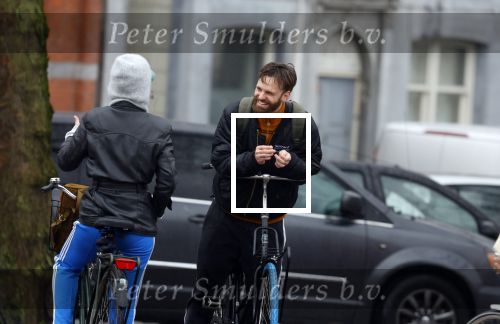 Amsterdam 3 februari 2022
Tim Hofman en Nienke Plas staan 20 minuten in de regen te kletsen op straat in Amsterdam centrum