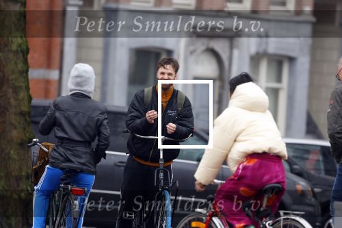 Amsterdam 3 februari 2022
Tim Hofman en Nienke Plas staan 20 minuten in de regen te kletsen op straat in Amsterdam centrum
